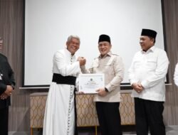 Wamenag Serahkan Bantuan Rp2 Miliar untuk Gereja Katolik Terdampak Banjir dan Longsor di Sumut