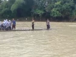 Pakai Rakit Bambu, Polsek Kadupandak Kawal Pelajar Sebrangi Sungai Cibuni