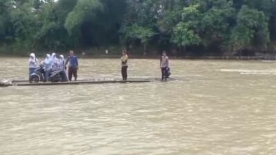 Pakai Rakit Bambu, Polsek Kadupandak Kawal Pelajar Sebrangi Sungai Cibuni