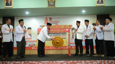 Ketua Dewan Syariah Wilayah PKS Jawa Barat, Dr. H. Aang Kuvaini, S.Hut., M.Si saat memukul gong sebaga tanda dibukanya Rakerda DPD PKS Kabupaten Cianjur.(PKS Cianjur)