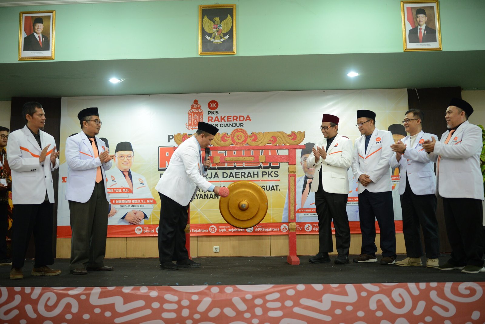 Ketua Dewan Syariah Wilayah PKS Jawa Barat, Dr. H. Aang Kuvaini, S.Hut., M.Si saat memukul gong sebaga tanda dibukanya Rakerda DPD PKS Kabupaten Cianjur.(PKS Cianjur)