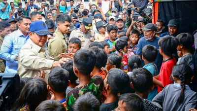 Presiden Prabowo Subianto mengunjungi Kabupaten Aceh Tamiang, Provinsi Aceh, meninjau posko kesehatan di wilayah terdampak bencana pada Jumat, 12 Desember 2025. (Foto: BPMI Setpres)