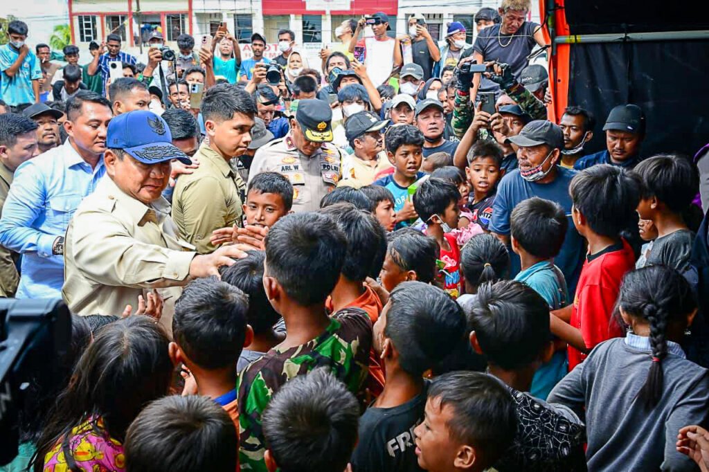Presiden Prabowo Subianto mengunjungi Kabupaten Aceh Tamiang, Provinsi Aceh, meninjau posko kesehatan di wilayah terdampak bencana pada Jumat, 12 Desember 2025. (Foto: BPMI Setpres)