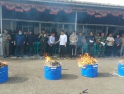 Jelang Libur Nataru, Satpol PP dan Damkar Cianjur Musnahkan Ribuan Miras dan Rokok Ilegal
