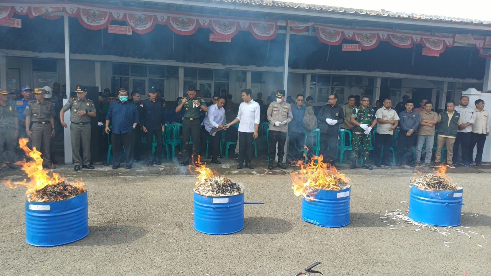 Menjelang Natal dan Tahun Baru (Nataru) Satpol PP dan Damkar Kabupaten Cianjur memusnahkan ribuan botol minuman keras (Miras) dan rokok ilegal.