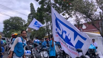 Puluhan buruh yang tergabung dalam Serikat Pekerja Nasional (SPN) DPC Kabupaten Cianjur menggelar aksi unjuk rasa terkait kenaikan upah 2026 di depan Kantor Pemerintah Kabupaten (Pemkab) Cianjur, Jumat 19 November 2025.(Cianjur Ekspres/Fauzi Noviandi