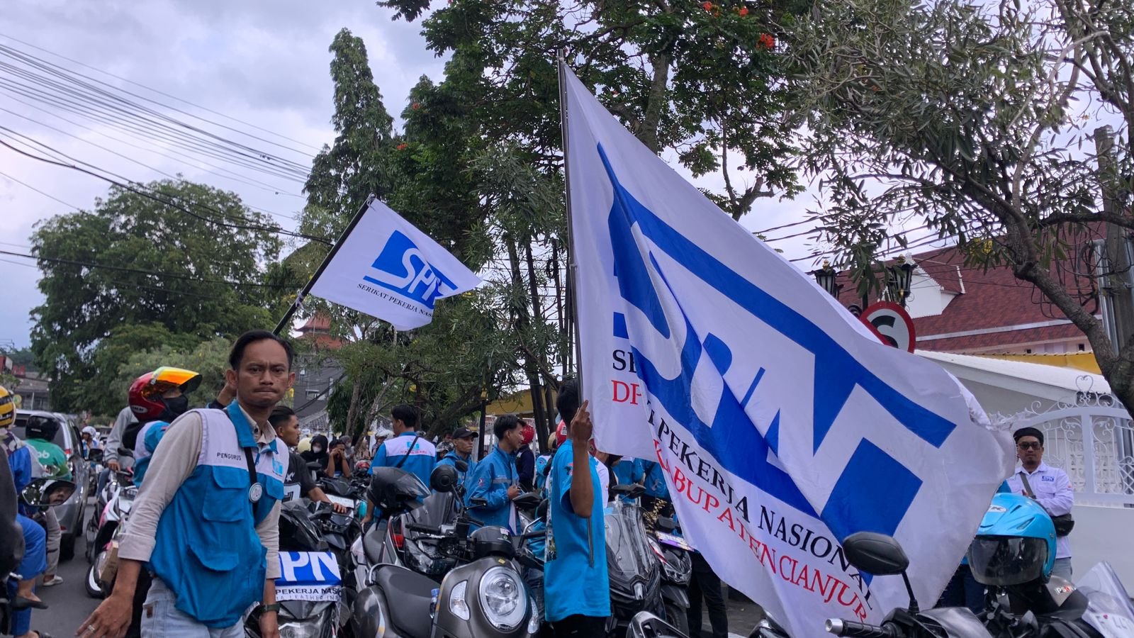 Puluhan buruh yang tergabung dalam Serikat Pekerja Nasional (SPN) DPC Kabupaten Cianjur menggelar aksi unjuk rasa terkait kenaikan upah 2026 di depan Kantor Pemerintah Kabupaten (Pemkab) Cianjur, Jumat 19 November 2025.(Cianjur Ekspres/Fauzi Noviandi