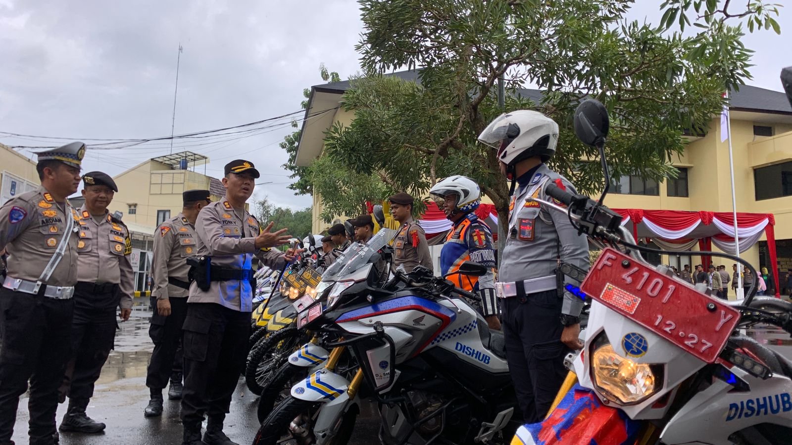 Sebanyak 1.300 personil gabungan diturunkan untuk mengamankan Libur Hari Raya Natal 2025 dan Tahun Baru 2026 (Nataru) di wilayah Kabupaten Cianjur, Jumat 19 Desember 2025.(Cianjur Ekspres/Fauzi Noviandi)