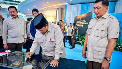 Presiden Prabowo Subianto menuliskan pesan khusus tentang integritas dan keberanian penegak hukum dalam sebuah prasasti di Gedung Utama Kompleks Kejaksaan Agung Republik Indonesia, Jakarta, pada Rabu, 24 Desember 2025. (Foto: BPMI Setpres)