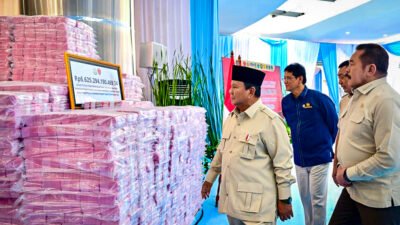 Presiden Republik Indonesia, Prabowo Subianto menyaksikan penyerahan laporan capaian hasil Satgas Satgas PKH dan penyelamatan keuangan negara tahun 2025 yang digelar di Gedung Utama Kompleks Kejaksaan Agung Republik Indonesia, Jakarta, pada Rabu 24 Desember 2025. (Foto: BPMI Setpres)