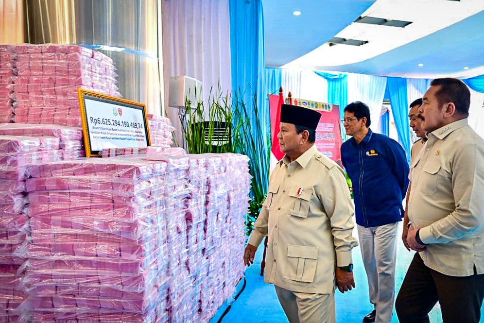 Presiden Republik Indonesia, Prabowo Subianto menyaksikan penyerahan laporan capaian hasil Satgas Satgas PKH dan penyelamatan keuangan negara tahun 2025 yang digelar di Gedung Utama Kompleks Kejaksaan Agung Republik Indonesia, Jakarta, pada Rabu 24 Desember 2025. (Foto: BPMI Setpres)