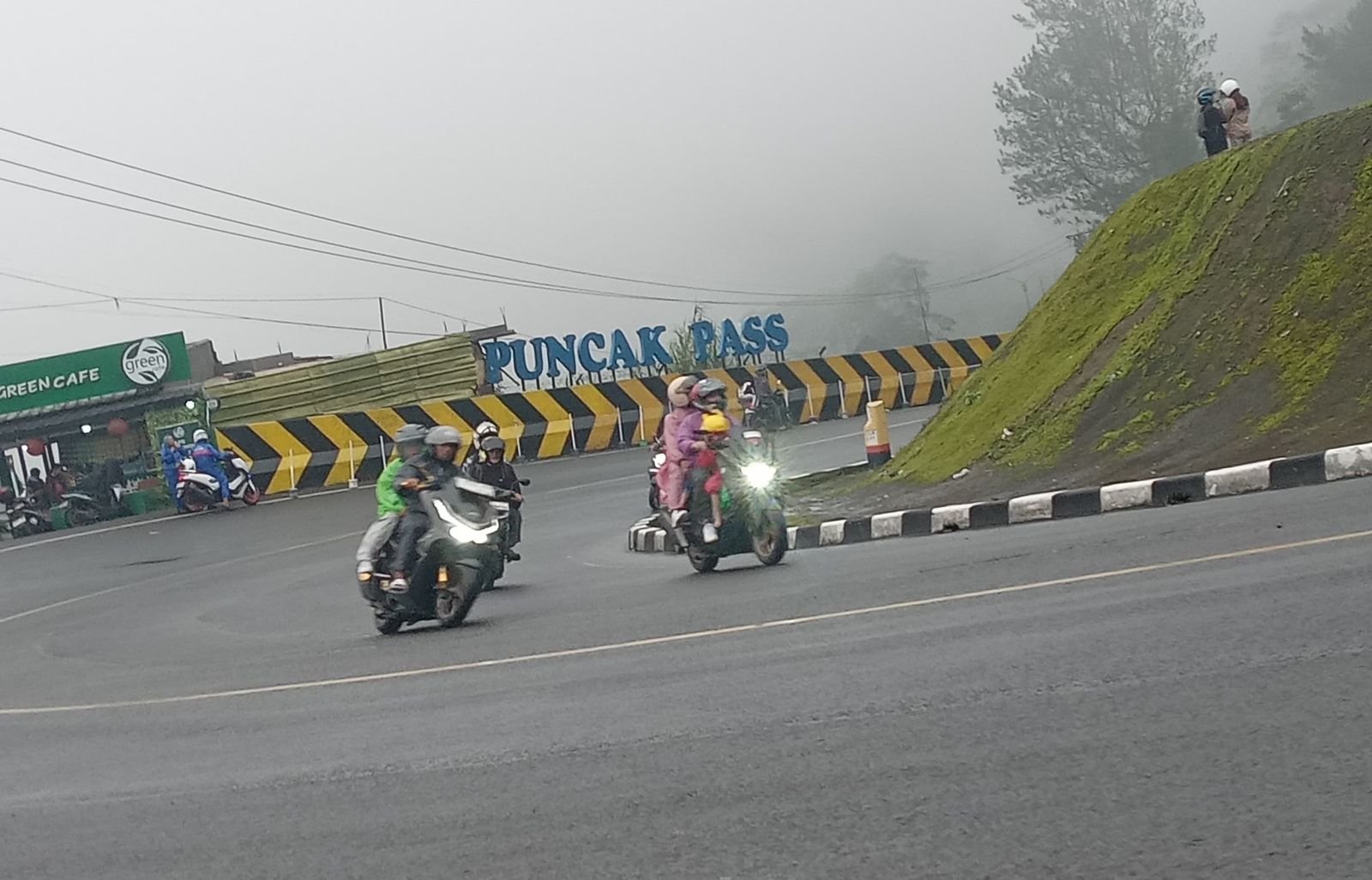 Situasi arus lalu lintas di Kawasan Puncak, Kabupaten Cianjur, Jumat 26 Desember 2025.(Cianjur Ekspres/Fauzi Noviandi)