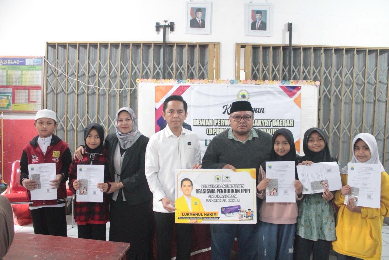 Anggota DPRD Kabupaten Cianjur Fraksi Partai Golkar, Lukmanul Hakim kembali menyalurkan beasiswa Program Indonesia Pintar (PIP) aspirasi kepada 130 peserta didik di SDN Trikarya, Desa Sindangjaya, Kecamatan Cipanas, Rabu 31 Desember 2025.