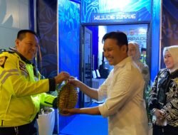 Bupati Cianjur Serahkan Bingkisan dan Durian ke Petugas Pos Pengamanan