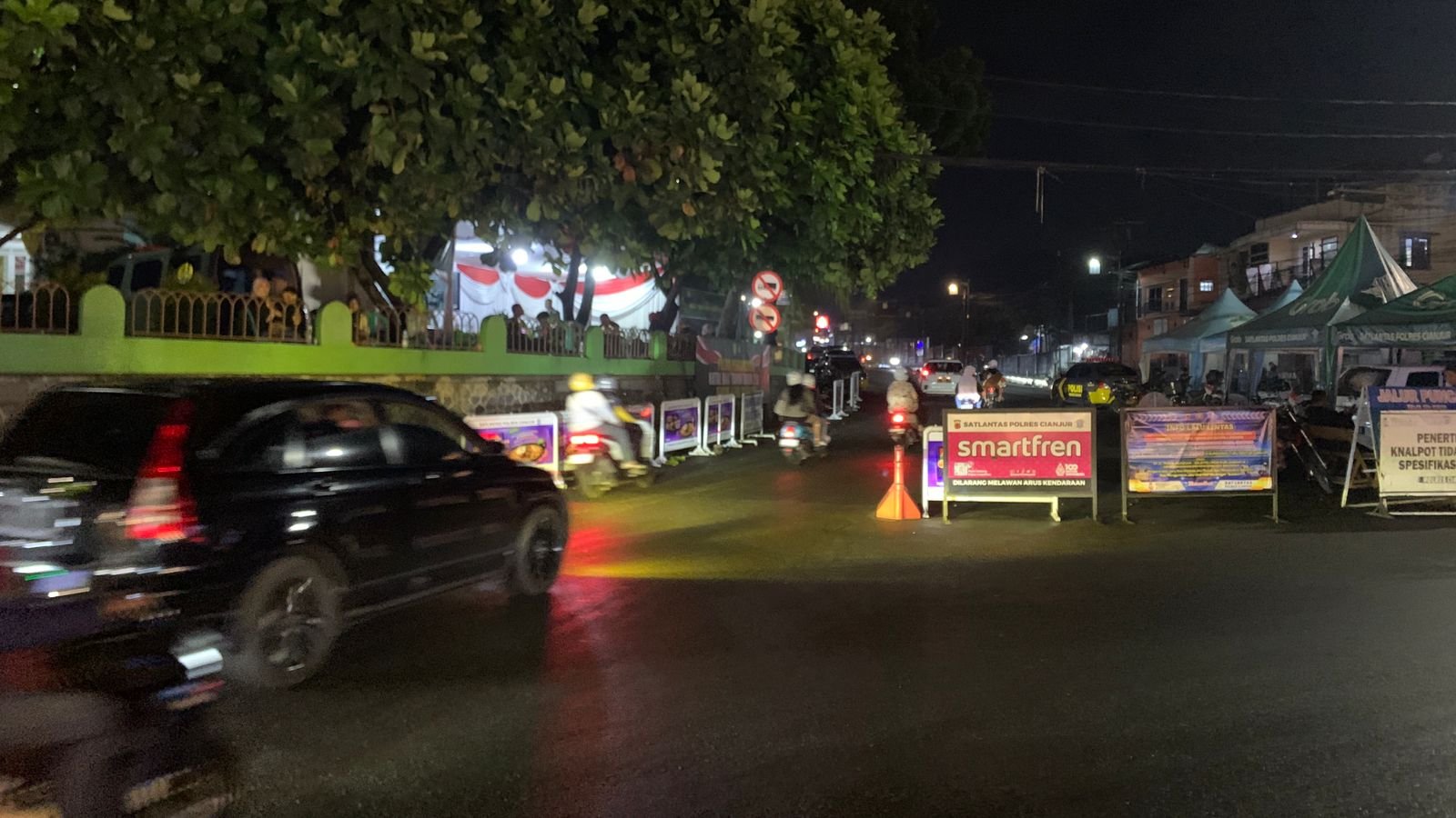 Satlantas Polres Cianjur membuka kembali jalur menuju Kawasan Puncak dan Jakarta di Tugu Lampu Gentur.(Cianjur Ekspres/Fauzi Noviandi)