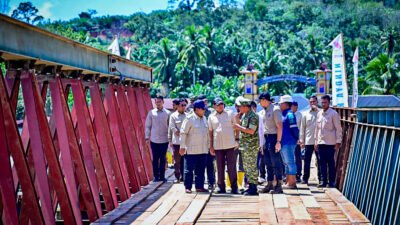 Presiden Prabowo langsung meninjau pembangunan Jembatan Bailey Sungai Garoga yang berlokasi di Kecamatan Batang Toru pada Rabu, 31 Desember 2025. (Foto: BPMI Setpres)