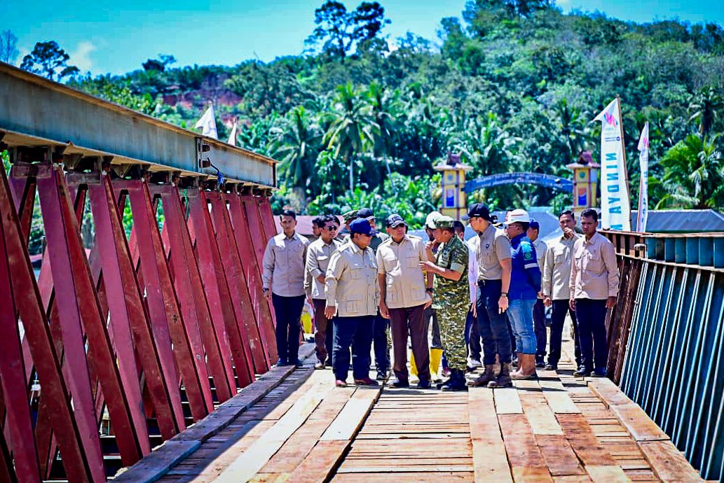 Presiden Prabowo langsung meninjau pembangunan Jembatan Bailey Sungai Garoga yang berlokasi di Kecamatan Batang Toru pada Rabu, 31 Desember 2025. (Foto: BPMI Setpres)