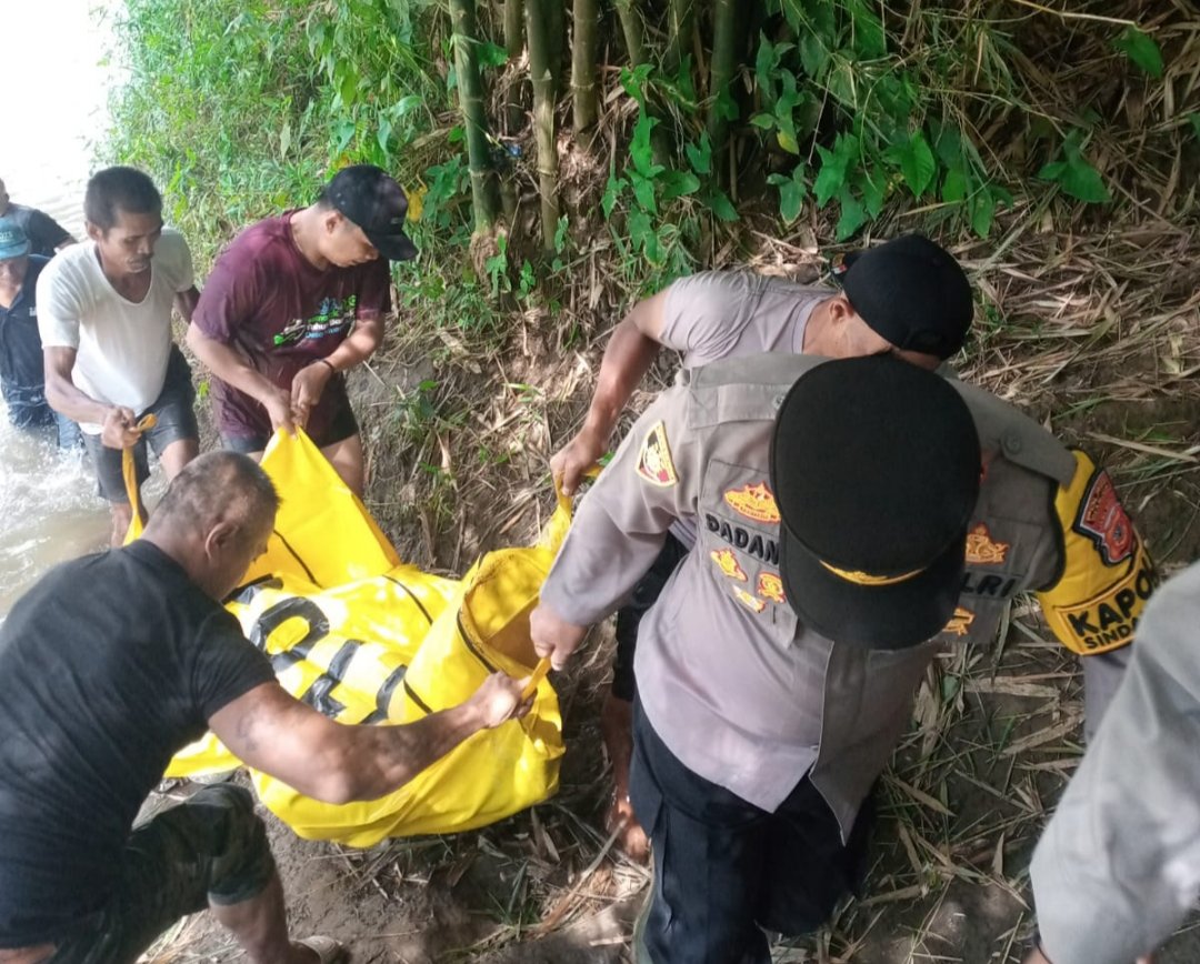 Petugas Polsek Sindangbarang mengevakuasi jenazah korban bersama warga setempat.(Polsek Sindangbarang)