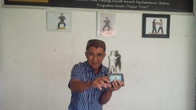 Guru Besar dan Tokoh Pelestari Silat Maenpo Cikalong Cianjur, Aziz Asy'ari atau akrab disapa Abah Aziz.(kiriman untuk Cianjur Ekspres)