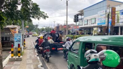PERBAIKAN JALAN: Sejumlah kendaraan di ruas Jalan KH Abdullah bin Nuh mengantre panjang akibat perbaikan jalan di siang hari, Kamis 18 Desember 2025.