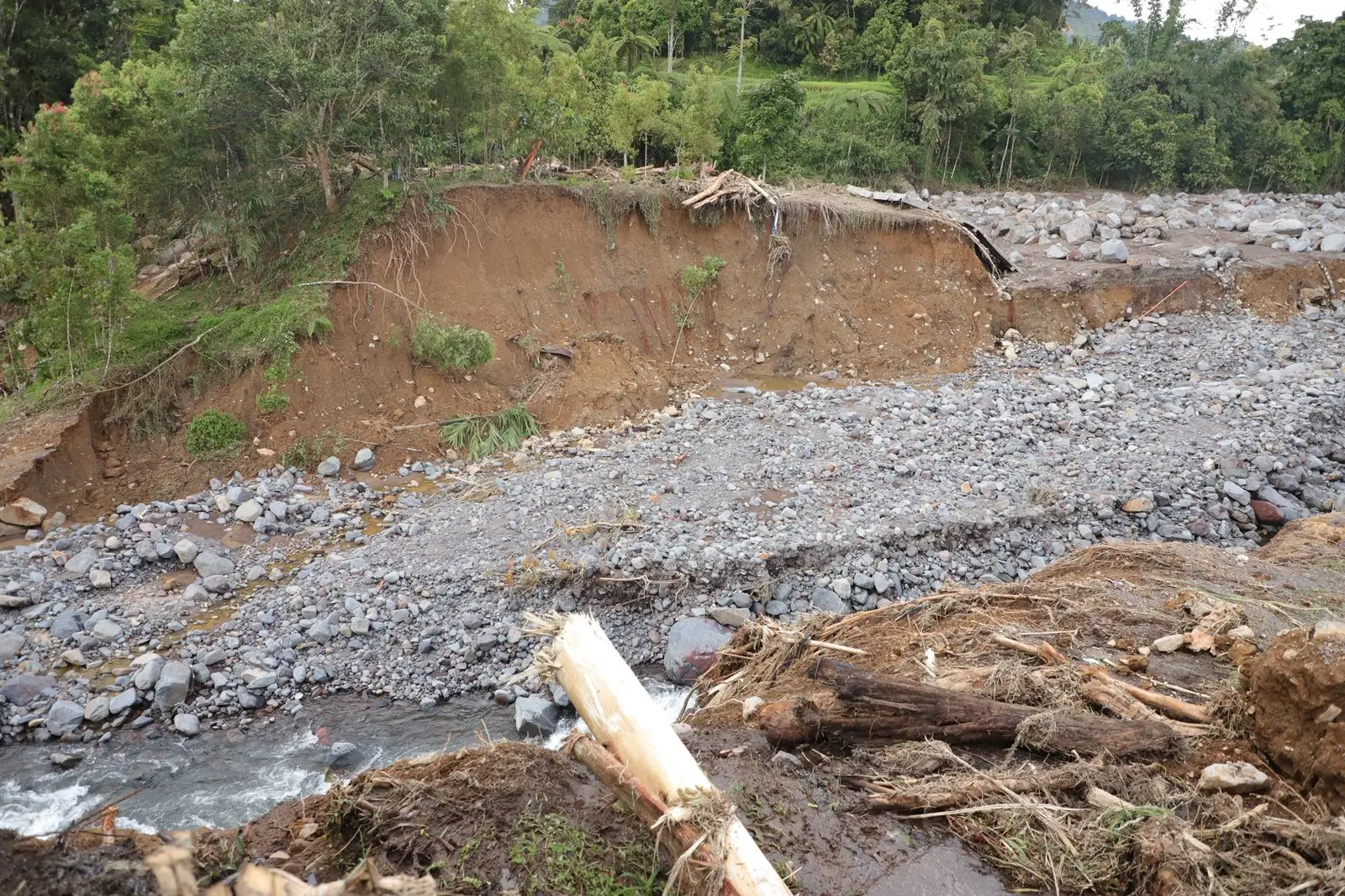 Akses jalan terputus di jalan Sicincin-Malalak-Balingka akibat terjangan banjir bandang yang terjadi di Kecamatan Malalak, Kabupaten Agam, Sumatera Barat, Minggu (30/11).