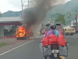 Mobil Diduga Pengangkut Jeriken Berisi BBM Hangus Terbakar di Jalan Raya Puncak Cianjur