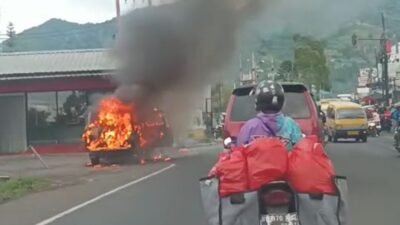 Mobil Diduga Pengangkut Jeriken Berisi BBM Hangus Terbakar di Jalan Raya Puncak Cianjur