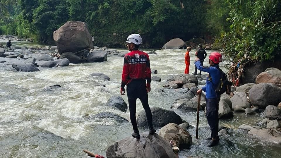Hari Kedua, Tim SAR Gabungan Karawang-Cianjur Masih Cari Anak yang Terbawa Arus Sungai Cikundul