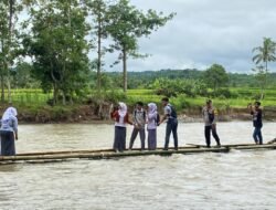 Miris, Selama 4 Tahun Terakhir Warga dan Pelajar Nekat Naik Rakit Seberangi Sungai Cibuni