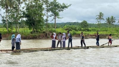 Miris, Selama 4 Tahun Terakhir Warga dan Pelajar Nekat Naik Rakit Seberangi Sungai Cibuni