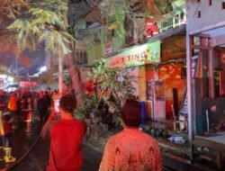 Banyak Warga yang Nonton Kebakaran Bikin Petugas Damkar Sulit Padamkan Api