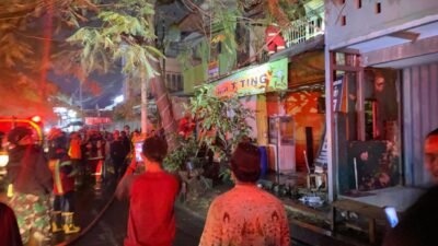 Banyak Warga yang Nonton Kebakaran Bikin Petugas Damkar Sulit Padamkan Api