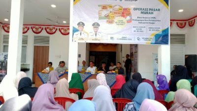 Warga Desa Babakankaret, Kecamatan Cianjur, serbu Operasi Pasar Murah (OPM) yang digelar Dinas Koperasi, UMKM, Perdagangan dan Perindustrian (Diskumdagin) Kabupaten Cianjur, Jumat 5 Desember 2025.