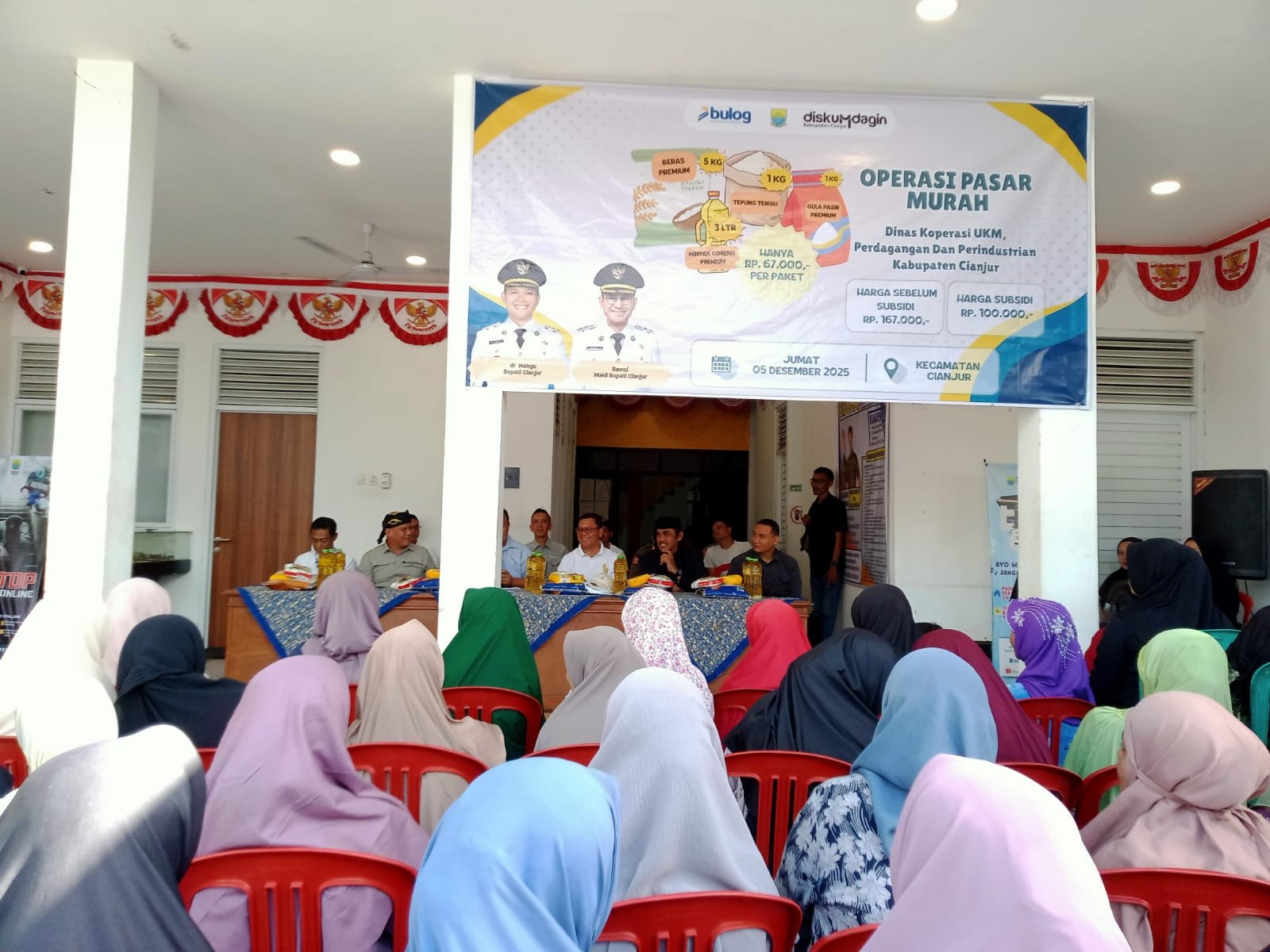 Warga Desa Babakankaret, Kecamatan Cianjur, serbu Operasi Pasar Murah (OPM) yang digelar Dinas Koperasi, UMKM, Perdagangan dan Perindustrian (Diskumdagin) Kabupaten Cianjur, Jumat 5 Desember 2025.