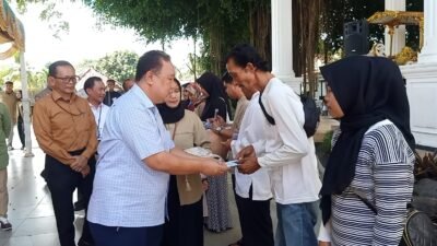 Sekretaris Daerah Kabupaten Cianjur, Ahmad Rifa’i Azhari secara simbolis menyerahkan bansos KRS Tahap II.(Cianjur Ekspres/Moch Nursidin)