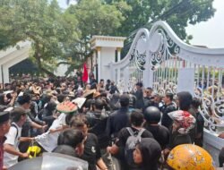 Kecewa Bupati Tak Hadir, Demonstran Tolak Proyek Geothermal Dobrak Gerbang Pendopo Cianjur