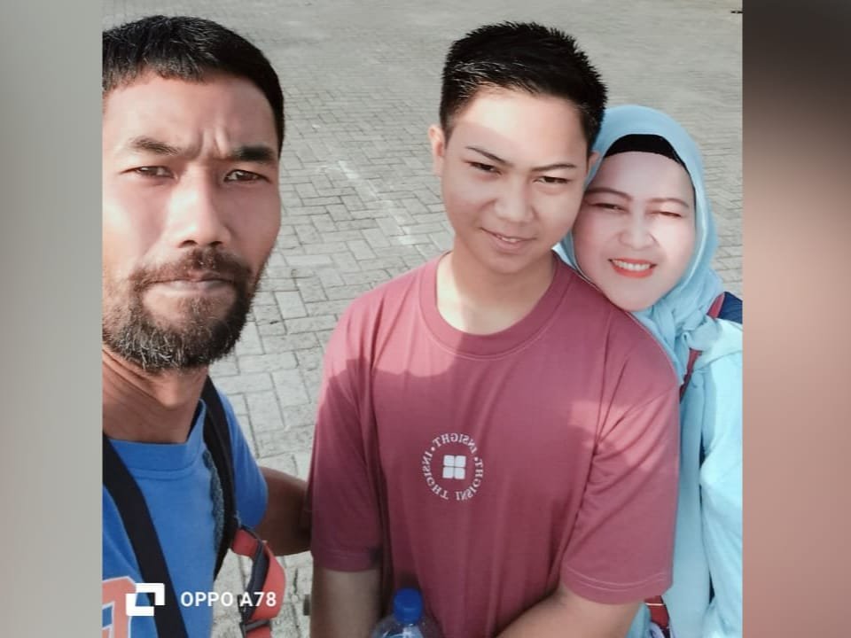 Perjuangan Ibu di Cianjur Mencari Anaknya yang Terdampak Bencana di Aceh Tamiang