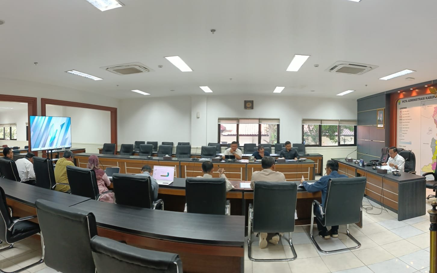 RDP KOMISI II: Komisi II DPRD Kabupaten Cianjur menggelar Rapat Dengar Pendapat (RDP) dengan Dinas Tanaman Pangan Hortikultura Perkebunan dan Ketahanan Pangan (DTPHPKP) serta Dinas Peternakan, Kesehatan Hewan dan Perikanan (DPKHP) Kabupaten Cianjur, Selasa 16 Desember 2025. (Cianjur Ekspres/Herry Febriyanto)