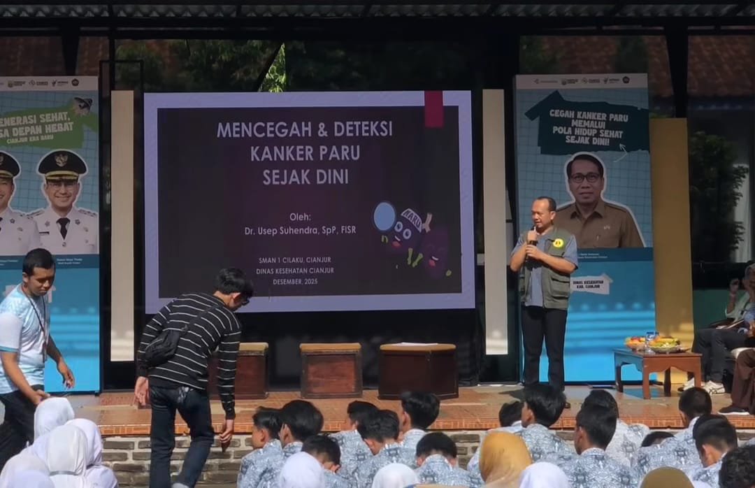 Seperti yang dilakukan di SMA Negeri 1 Cilaku pada Selasa 9 Desember 2025. Tim dari RSUD Sayang memberikan penyuluhan mengenai kesehatan Jantung dan Paru.