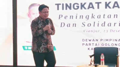 Pengamat Politik sekaligus Direktur Eksekutif Indikator Politik Indonesia, Burhanuddin Muhtadi saat menjadi narasumber dalam kegiatan Pendidikan Politik (Dikpol) DPD Partai Golkar Kabupaten Cianjur di salah satu hotel kawasan Kecamatan Pacet, Kabupaten Cianjur, Selasa 23 Desember 2025.(Cianjur Ekspres/Herry Febriyanto)
