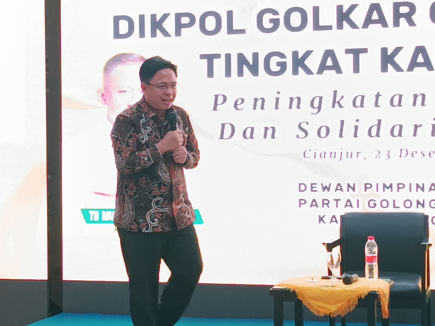 Pengamat Politik sekaligus Direktur Eksekutif Indikator Politik Indonesia, Burhanuddin Muhtadi saat menjadi narasumber dalam kegiatan Pendidikan Politik (Dikpol) DPD Partai Golkar Kabupaten Cianjur di salah satu hotel kawasan Kecamatan Pacet, Kabupaten Cianjur, Selasa 23 Desember 2025.(Cianjur Ekspres/Herry Febriyanto)