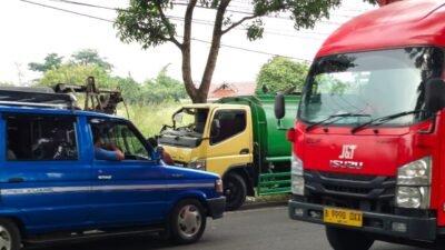 Kecelakaan lalu lintas melibatkan dua unit truk terjadi di Jalan Raya Sukabumi, Desa Ciwalen, Kecamatan Warungkondang, Kabupaten Cianjur, Selasa, 23 Desember, 2025, siang sekitar pukul 12.59 WIB.(Foto Kiriman untuk Cianjur Ekspres)
