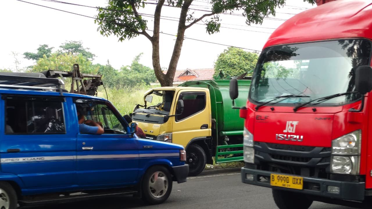 Kecelakaan lalu lintas melibatkan dua unit truk terjadi di Jalan Raya Sukabumi, Desa Ciwalen, Kecamatan Warungkondang, Kabupaten Cianjur, Selasa, 23 Desember, 2025, siang sekitar pukul 12.59 WIB.(Foto Kiriman untuk Cianjur Ekspres)