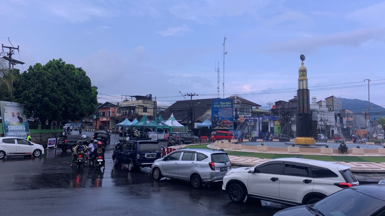 Situasi arus lalu lintas di Tugu Lampu Gentur Kabupaten Cisnjur, Selasa 23 Desember 2025.(Cianjur Ekspres/Fauzi Noviandi)