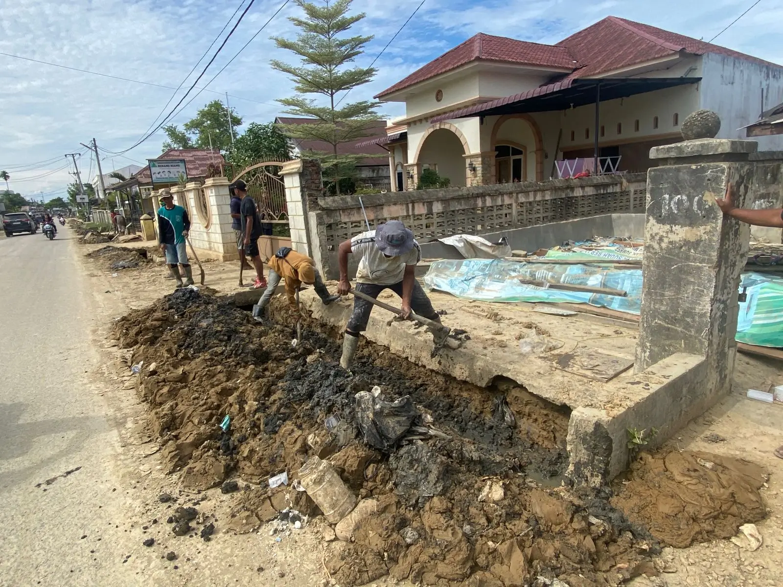 Petugas Dinas Pekerjaan Umum Pemerintah Kota Langsa membersihkan Jl. Panglima Polim di Kota Langsa, Provinsi Aceh (25/12) (Bidang Komunikasi Kebencanaan BNPB)