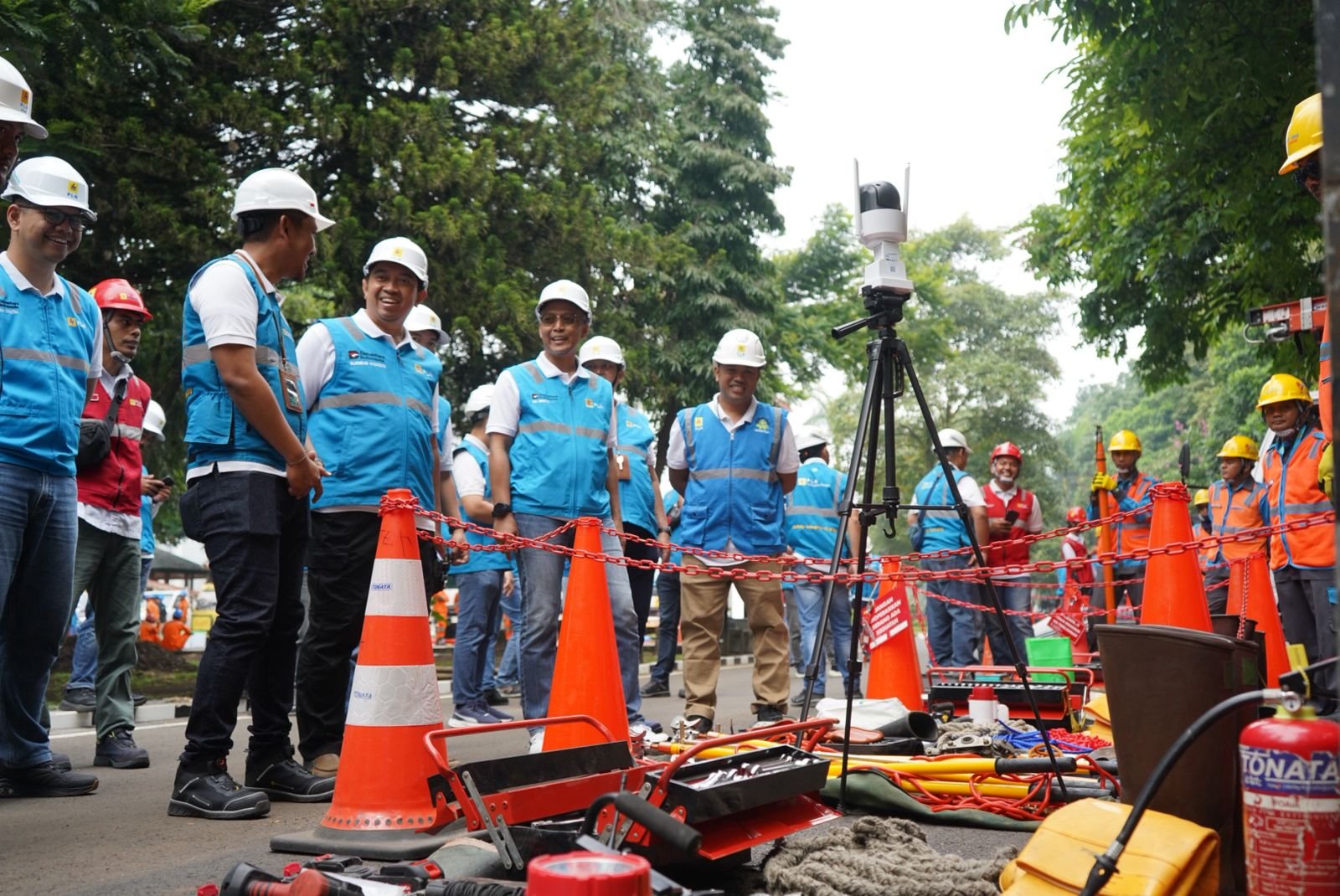 PT PLN (Persero) Unit Induk Distribusi (UID) Jawa Barat memastikan kesiapan penuh dalam menjaga keandalan pasokan listrik selama perayaan Natal 2025 dan Tahun Baru 2026.(PLN)