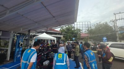 Andre Pratama Djatmiko, Manager Unit Pelaksana (MUP) PLN UP3 Cianjur, menyapa para pengguna motor listrik yang tergabung dalam Electric Bikers Brotherhood Community (EBBC) saat melakukan pengisian daya di SPKLU yang berlokasi di depan Kantor PLN UP3 Cianjur.(PLN UP3 Cianjur)
