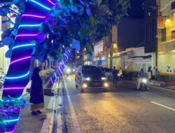 Put Your Hands Up! Lampu Hias Biru-Ungu di Ruas Jalan Cianjur Jadi Candaan Warganet