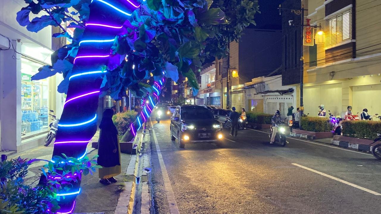 Put Your Hands Up! Lampu Hias Biru-Ungu di Ruas Jalan Cianjur Jadi Candaan Warganet