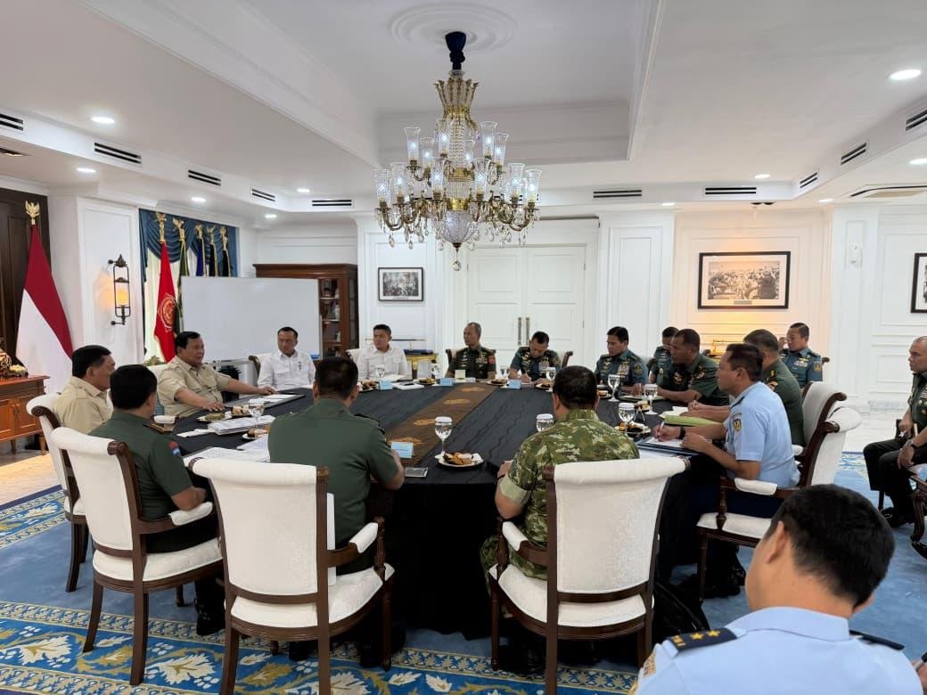 Presiden Prabowo Subianto melakukan pertemuan rutin bersama sejumlah pejabat utama Tentara Nasional Indonesia (TNI) di Istana Merdeka, Jakarta, Jumat 16 Januari 2026.
